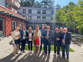 700 Mutter- und Vatertagspäckchen für Seniorinnen und Senioren verteilte das SPD-Team Zirndorf in den Seniorenheimen der AWO, der Diakonie und in der K&S Seniorenresidenz.