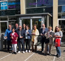 700 Mutter- und Vatertagspäckchen für Seniorinnen und Senioren verteilte das SPD-Team Zirndorf in den Seniorenheimen der AWO, der Diakonie und in der K&S Seniorenresidenz.