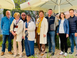 700 Mutter- und Vatertagspäckchen für Seniorinnen und Senioren verteilte das SPD-Team Zirndorf in den Seniorenheimen der AWO, der Diakonie und in der K&S Seniorenresidenz.