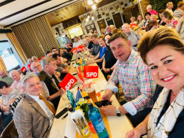 Die Vorsitzenden der SPD Zirndorf Sandra Hauber (vorne rechts) Dirk Büsing (direkt daneben) leiteten durch den Abend. Gäste waren u.a. MdL Horst Arnold (vorne links)