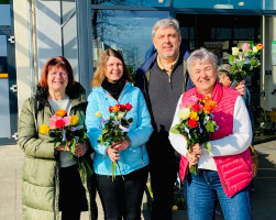 Die SPD Zirndorf verteilt hier Rosen im gesamten Stadtgebiet, um auf den Weltfrauentag aufmerksam zu machen und mit den Frauen ins Gespräch zu kommen.