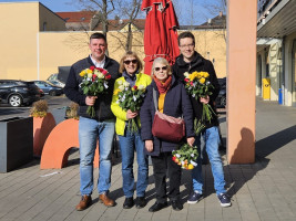 Die SPD Zirndorf verteilt hier Rosen im gesamten Stadtgebiet, um auf den Weltfrauentag aufmerksam zu machen und mit den Frauen ins Gespräch zu kommen.