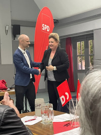 Matthias Dornhuber (links), Europakandidat der SPD Mittelfranken, wird von OV-Vorsitzenden Sandra Hauber (rechts) empfangen.