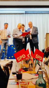 Die Jubilare erhielten eine Ehrenurkunde, überreicht von Zirndorfs ersten Bürgermeister Thomas Zwingel (rechts) und den Vorsitzenden der SPD Zirndorf Sandra Hauber (zweite von rechts) und Dirk Büsing (links).