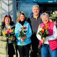 Die SPD Zirndorf verteilt hier Rosen im gesamten Stadtgebiet, um auf den Weltfrauentag aufmerksam zu machen und mit den Frauen ins Gespräch zu kommen.