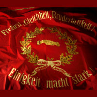 Sie ist der Stolz der Sozialdemokraten. Diese große, rote Fahne von 1863.